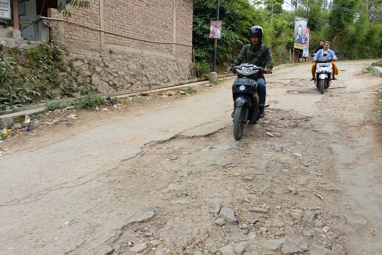 Kondisi jalan rusak di Kampung Ciseureuh, Desa Narawita, Kecamatan Cicalengka, Kabupaten Bandung, Jawa Barat pada Selasa (12/12/2023)