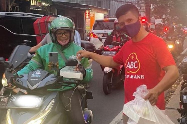 Kecap ABC membagikan 3.000 porsi nasi goreng gratis kepada pengemudi ojol.