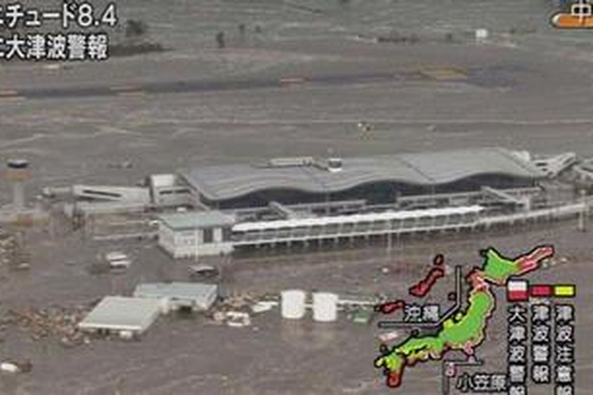 Foto dari rekaman televisi NHK menunjukkan tsunami menggulung kawasan Bandar Udara Sendai, Jepang, pascagempa berkekuatan 8,9 skala Richter, Jumat (11/3/2011).