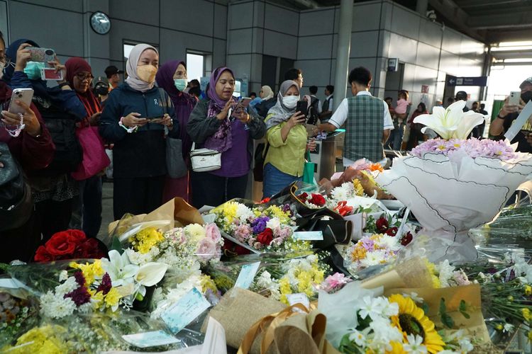 Meski Tak Saling Kenal, Tangis dan Doa Mengalir untuk Korban Kecelakaan Kereta Bekasi