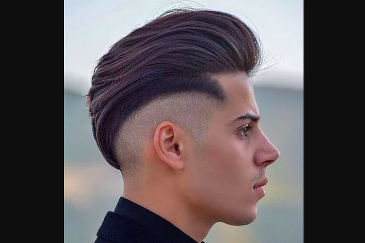 Gaya rambut pria low undercut fade 