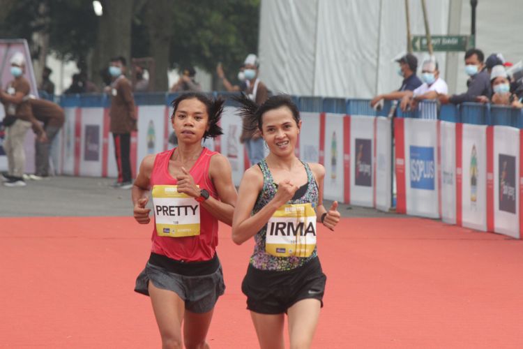Dua pelari Elite Race Borobudur Marathon 2020, Pretty Sihite (kiri) dan Irma Handayani (kanan), beradu kecepatan pada lap terakhir.