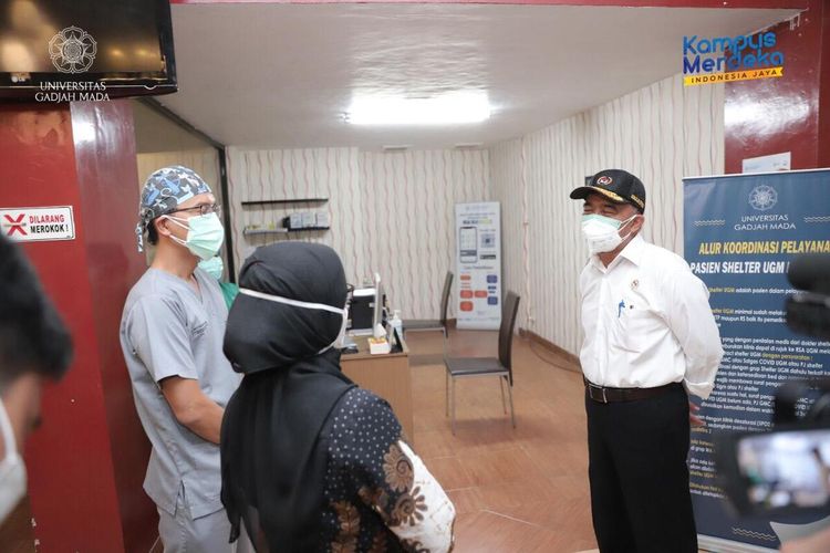 Menteri Koordinator Pembangunan Manusia dan Kebudayaan Muhadjir Effendy saat meninjau langsung Hotel University Club UGM yang dijadikan tempat shelter isolasi, Jumat (16/07/2021). (Foto dokumentasi Humas UGM).