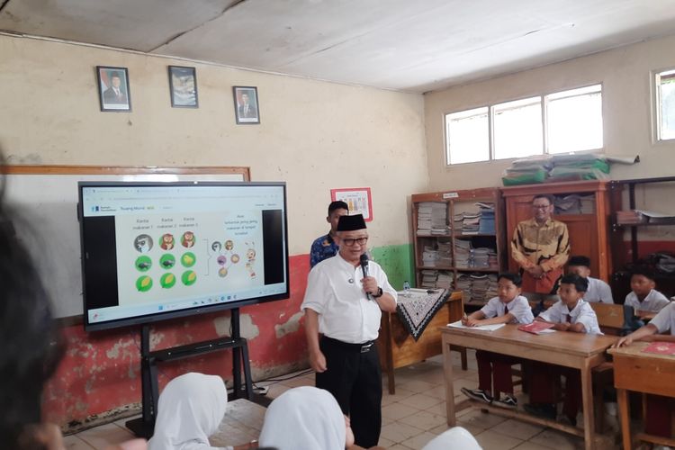 Saat Mendiksamen memberikan sesi mengajar di SDN 02 dan 03 Leuwibatu, Kecamatan Rumpin, Kabupaten Bogor, Jawa Barat, Jumat (2/5/2025). Kondisi dua sekolah yang berdampingan ini sangat memprihatikan, atap plafon berlubang, dinding dan keramik retak.