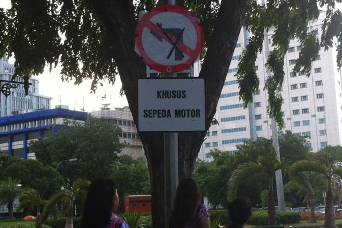 Rambu larangan sepeda motor di Jalan Medan Merdeka Utara yang menuju Jalan Medan Merdeka Barat, Senin (15/12/2014).