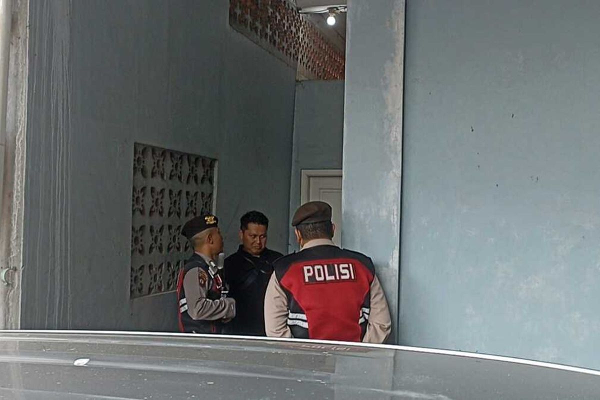 Penggeledahan rumah pribadi Sekda Karawang Acep Jamhuri oleh Kejati Jabar, Senin (20/5/2024).