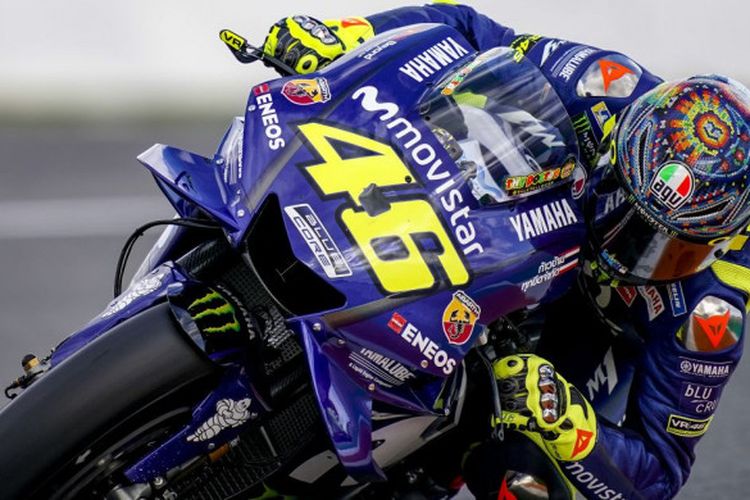 Valentino Rossi (Movistar Yamaha) tatkala melintasi salah satu sudut Sirkut Ricardo Tormo di Valencia, Spanyol, dalam sebuah sesi tes resmi MotoGP , Selasa (21/11/2018).
