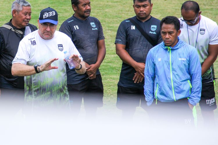 Robert Rene Alberts di hari terakhir ia memimpin Persib latihan pada Rabu (10/8/2022) di Stadion Persib, didampingi Budiman asistennya (berjaket biru) yang kini menjadi pelatih interim gantikan Robert.