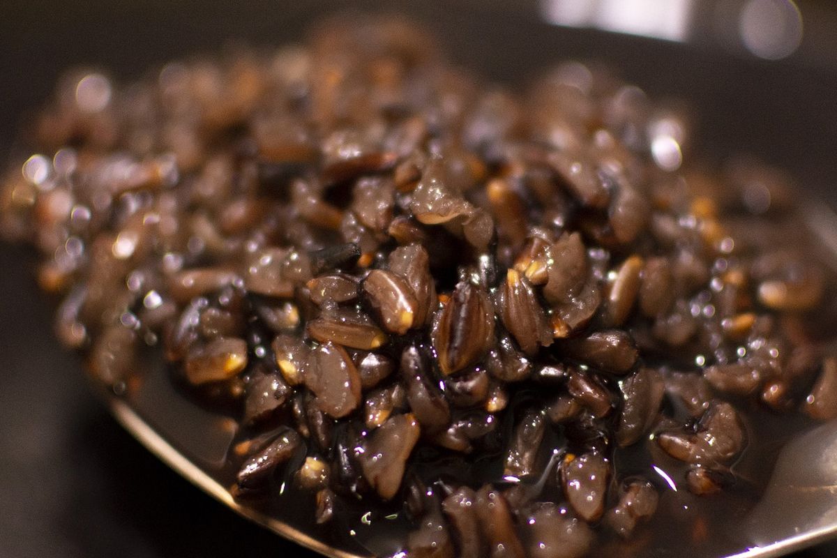 Varietas beras hitam memiliki warna hitam pekat yang sering kali berubah jadi ungu ketika dimasak. Ini juga menjadi salah satu nasi yang bagus untuk diet.