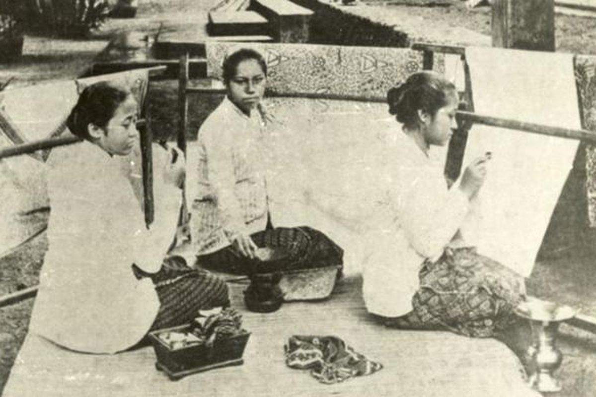 RA Kartini sedang membatik dengan adik-adiknya Rukmini (tengah) dan Kardinah (kiri).