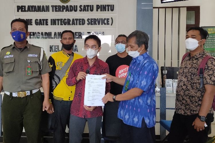 Sejumlah aktivis anti korupsi di Kota Tegal, Jawa Tengah mendaftarkan secara resmi permohonan praperadilan terhadap Kejari Tegal di Pengadilan Negeri Tegal, Kamis (26/8/2021)