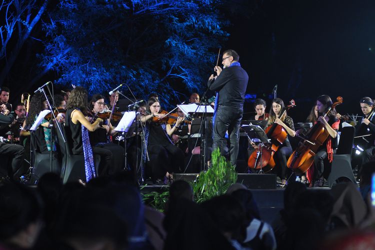 Kelompok Musik Orkestra asal Spanyol, Orquesta de Camarada de Siero (OCAS) tampil pada pembukaan 'Palu Salonde Percussion' di Hutan Kota Kaombona di Palu, Sulawesi Tengah, Jumat (10/8/2018). Penampilan tersebut merupakan puncak konser OCAS di Kota Palu dalam program Vinculos Untuk Indonesia 2018 dan akan melanjutkan lawatan musiknya ke Kabupaten Parigi Moutong kemudian Riau dan Jakarta. Kehadiran OCAS di Indonesia sebagai bentuk perkenalan potensi wisata dan diplomasi budaya antara Indonesia dan Spanyol serta didukung oleh Kemendikbud. ANTARA FOTO/Mohamad Hamzah/aww/18.