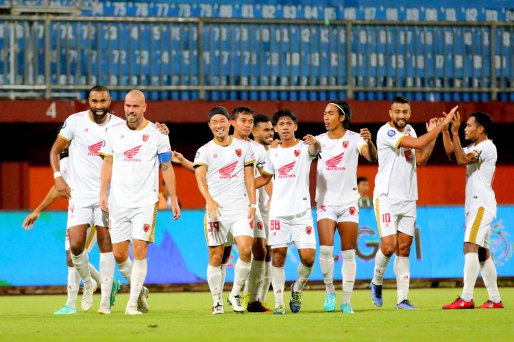 Pemain PSM Makassar saat pertandingan pekan ke-32 Liga 1 2022-2023 melawan Madura united yang berakhir dengan skor 1-3 di Stadion Gelora Ratu Pamelingan Pamekasan, Jumat (31/3/2023) malam. Kemenangan itu membuat PSM Makassar dipastikan menjadi juara. Mereka tak tersentuh di puncak klasemen Liga 1 2022-2023.