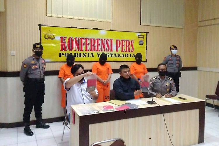 Tiga orang tersangka saat dihadirkan dalam jumpa pers di Polresta Yogyakarta