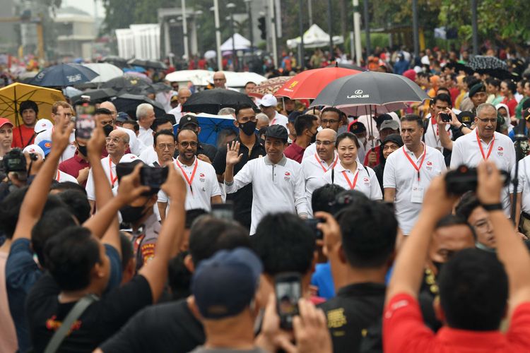 Presiden Joko Widodo (tengah) berjalan bersama jajaran menteri dan para duta besar negara-negara anggota ASEAN serta negara sahabat lainnya dalam Parade ASEAN di Jalan MH. Thamrin, Jakarta, Minggu (29/1/2023). Acara tersebut menjadi awal rangkaian kegiatan yang puncaknya akan berlangsung dua kali yakni Konferensi Tingkat Tinggi (KTT) ASEAN pada Mei 2023 di Labuan Bajo, Provinsi Nusa Tenggara Timur (NTT) dan KTT ASEAN Plus di Jakarta pada September 2023.