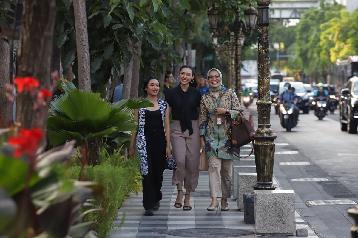 Sejumlah warga melintas di Jalan Tunjungan, Kota Surabaya, Jawa Timur.