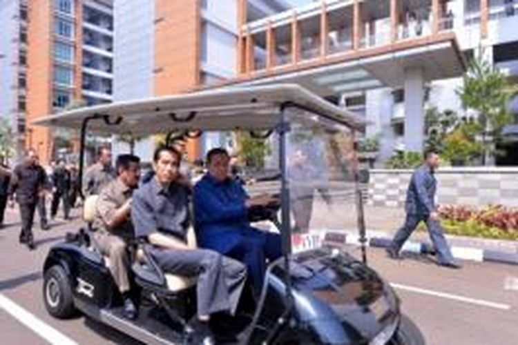 Presiden SBY mengendarai mobil golf untuk meninjau fasilitas yang tersedia di Kawasan Adhyaksa Loka dan RSU Adhyaksa, seusai peresmian, Jumat (12/9) pagi. Presiden terpilih Joko Widodo turut di mobil tersebut. 