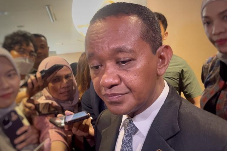 Menteri Energi dan Sumber Daya Mineral (ESDM) Bahlil Lahadalia ditemui usai acara Sarasehan 100 Ekonom Indonesia di Menara Bank Mega, Jakarta, Selasa (28/10/2025).