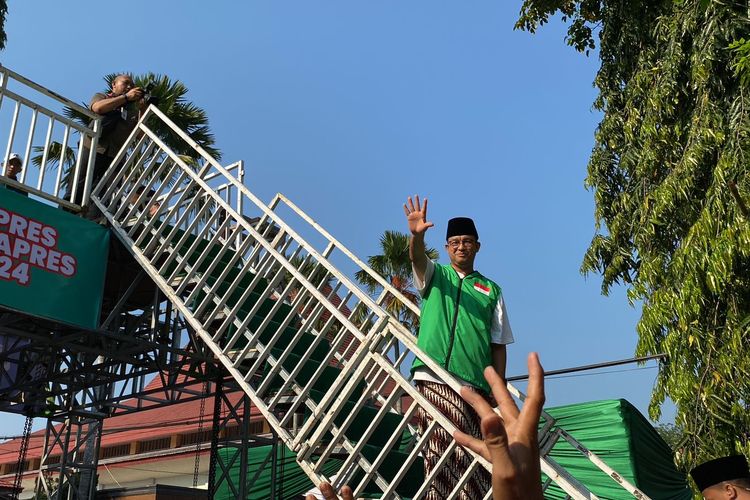 Bakal calon presiden Anies Baswedan melaksanakan jalan sehat sarungan di Jalan Nusantara, Kaliwates, Jember, Jawa Timur, Minggu (29/10/2023). 