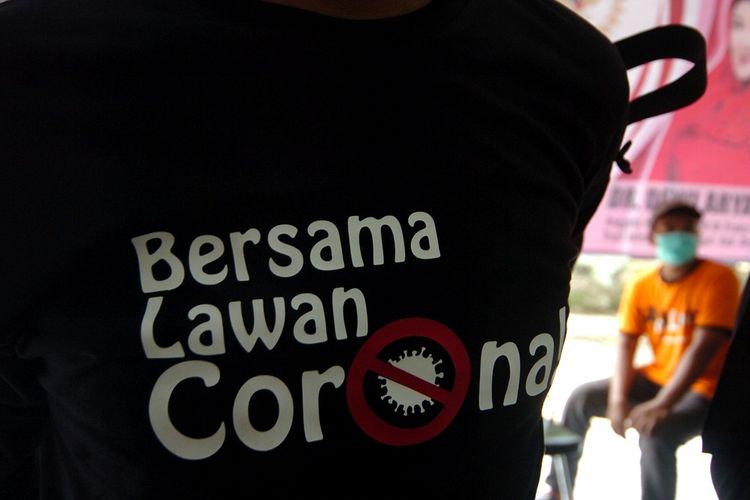 Seorang warga mengenakan masker saat deklarasi Bersama Lawan Corona (COVID-19) di Kecamatan Kramat, Kabupaten Tegal, Jawa Tengah, Rabu (18/3/2020). Deklarasi Bersama Lawan Corona (COVID-19) yang diikuti anggota Komisi IX DPR Fraksi PDI Perjuangan Dewi Aryani, TNI, Polisi dan warga setempat tersebut untuk mengajak seluruh masyarakat hidup bersih dan sehat untuk antisipasi penyebaran COVID-19. ANTARA FOTO/Oky Lukmansyah/foc.