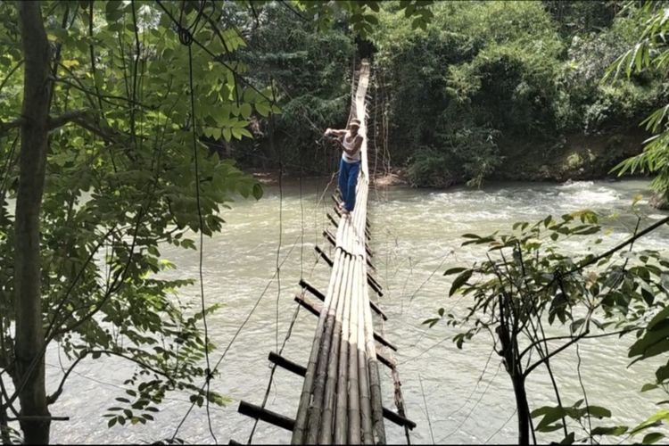 Kondisi jembatan di Desa Leuwi Ipuh, Kecamatan Banjarsari, Kabupaten Lebak, Banten setelah peristiwa putus yang membuat 15 warga jatuh pada Rabu 10 April 2024.