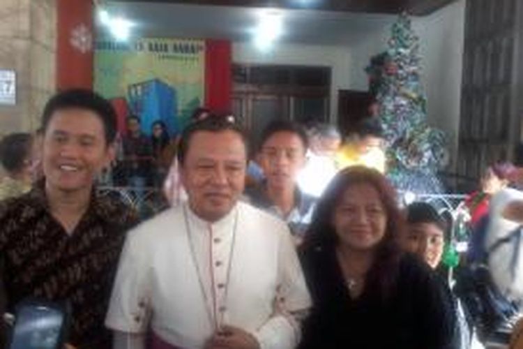 Uskup Agung Jakarta Ignatius Suharyo (tengah), berfoto bersama jemaat di Gereja Katedral, sesuai Misa Natal, Rabu (25/12/2013)