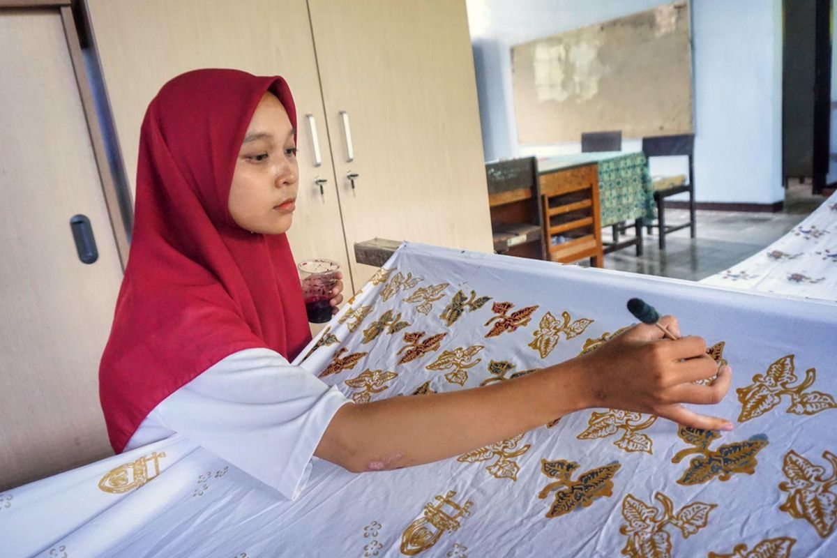 Batik Sasambo buatan SMKN 5 Mataram. 