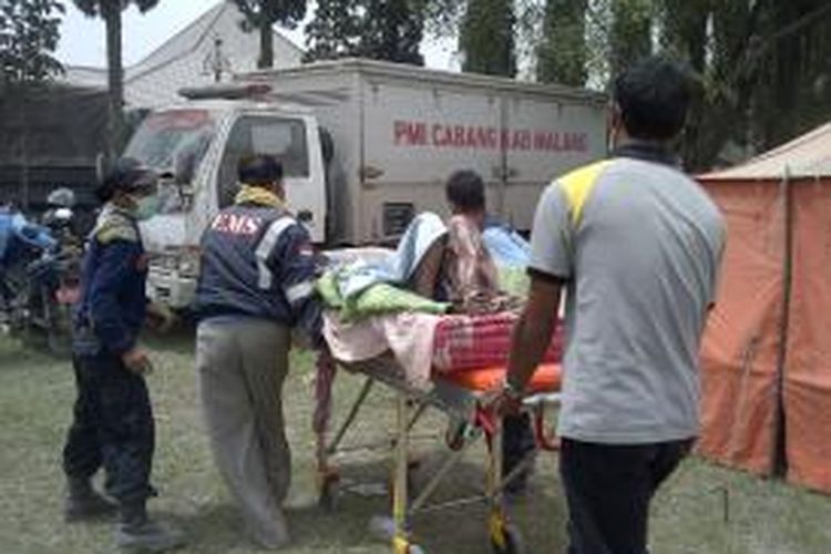 Seorang ibu melahirkan di atas truk saat di evakuasi dari rumahnya di Kecamatan Ngantang, Kabupaten Malang. Jumat (14/2/2014).