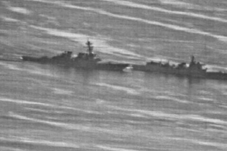 Foto yang dilaporkan diambil Angkatan Laut Amerika Serikat memperlihatkan kapal perusak China Lanzhou (depan) berada dalam jarak yang amat dekat dengan kapal perusak AS USS Decatur. Kapal perang AS saat itu melaksanakan operasi di kawasan Laut China Selatan.