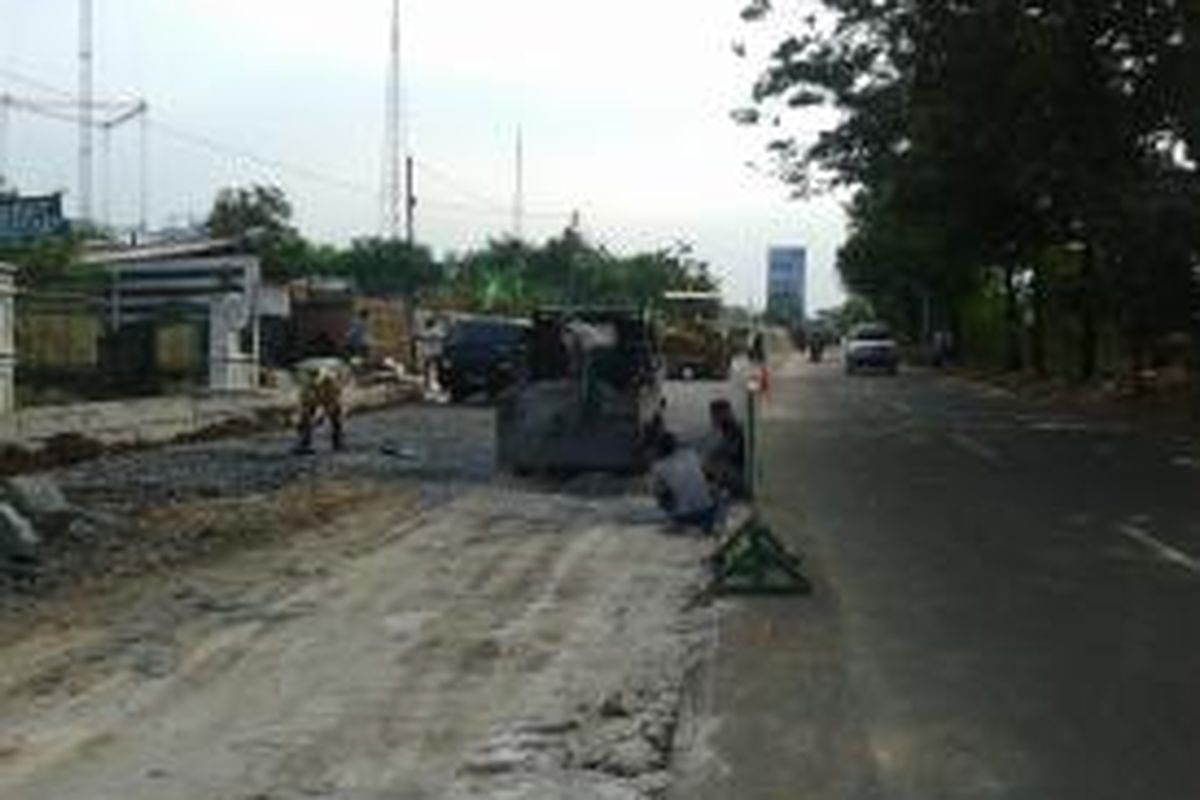 Proyek pengerjaan pelebaran Jalan Arjuna Selatan di Kebon Jeruk, Jakarta Barat, Jumat (20/9/2013)