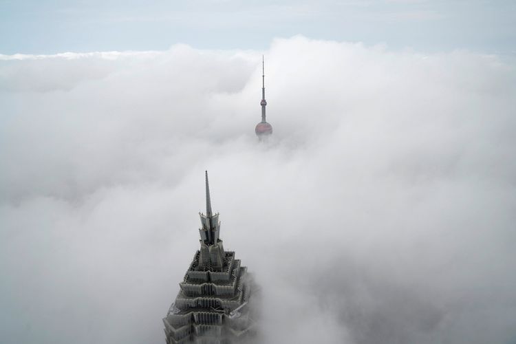 Skyscrapers Oriental Pearl Tower dan Jin Mao Tower (kiri) terlihat dari Shanghai World Financial Center saat hari berkabut di distrik keuangan Pudong, Shanghai, China, Selasa (16/1/2018).