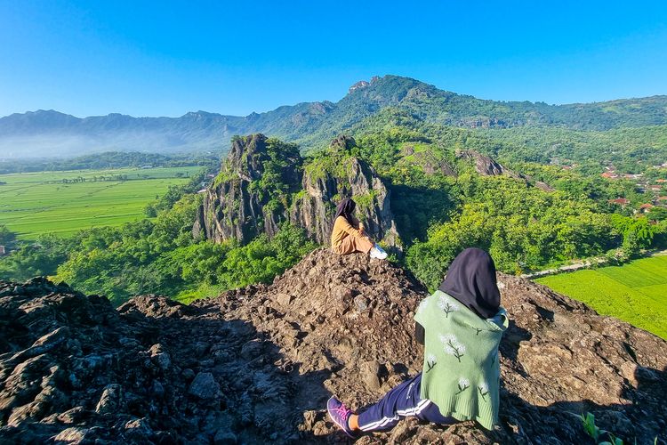 Wisatawan Berfoto di Puncak Gunung Sepikul, Sukoharjo, Rabu (20/3/2024).