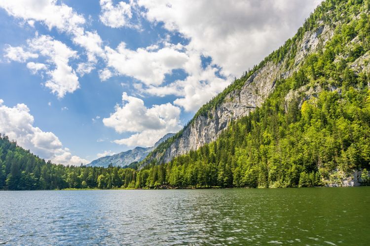Danau Toplitz disebut menjadi tempat menyembunyikan harta karun Nazi 

