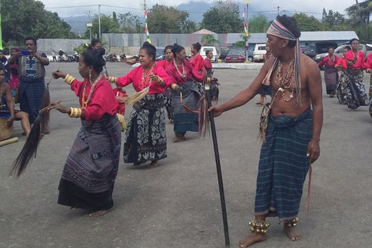 Tarian Soka Papak digelar saat menyambut Bupati dan Wakil Bupati Sikka, Fransiskus Roberti Diogo dan Romanus Woga di Pelabuhan Kewapante Maumere, Nusa Tenggara Timur (NTT), Selasa (4/6/2019).