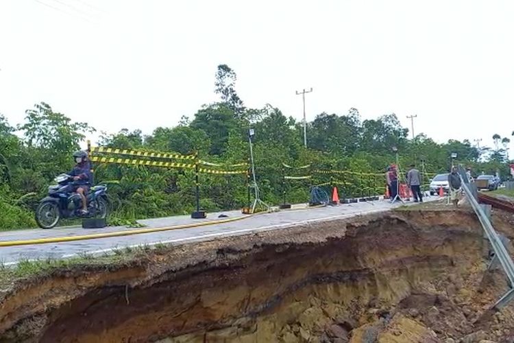 Hampir separuh badan jalan raya sepanjang 50 kilometer di Kecamatan Kapuas, Kabupaten Sanggau, Kalimantan Barat (Kalbar) mengalami longsor, Kamis (10/2/2022). Longsor tersebut menyebabkan kemacetan cukup parah, karena diberlakukan buka tutup dan ruas jalan yang bisa digunakan hanya satu jalur.