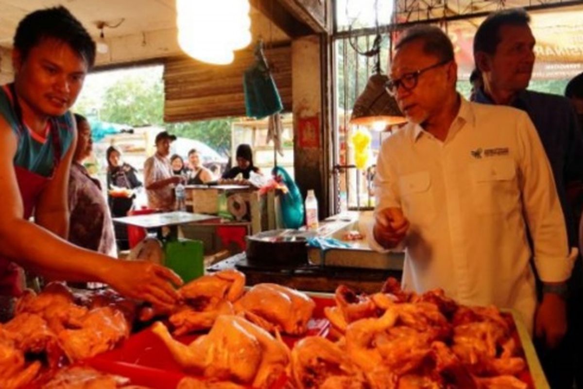 Mendag Zulkifli Hasan saat melakukan pemantauan harga dan ketersediaan bapok di Pasar Pagi Tos 3000, hari ini, Minggu, (17/12/2023).