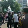 Demonstran di Balai Kota Tangsel Tuntut agar Satpol PP yang Arogan terhadap Pedagang Ditindak