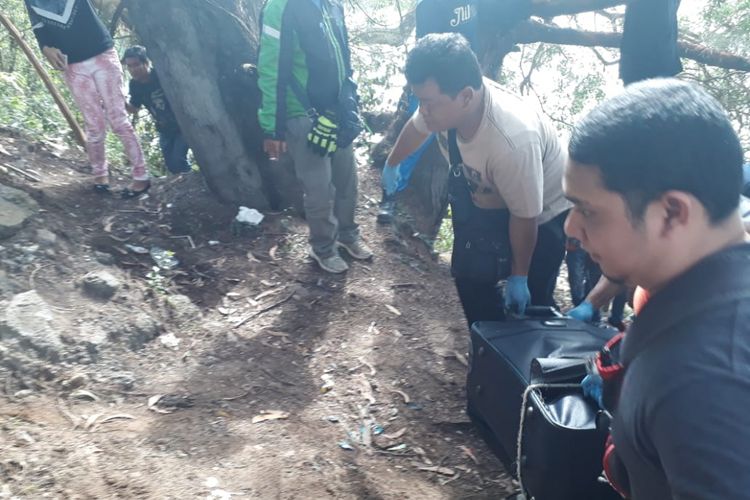 Proses pengangkatan jenazah, tim inafis menemukan tali dengan pemberat berupa koper yang diikatkan ke pinggang mayat tersebut.