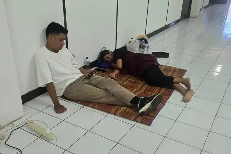 KMP Putri Yasmin Terbakar di Selat Lombok, Tangis Delsi Menanti Kabar Kakaknya yang Hilang