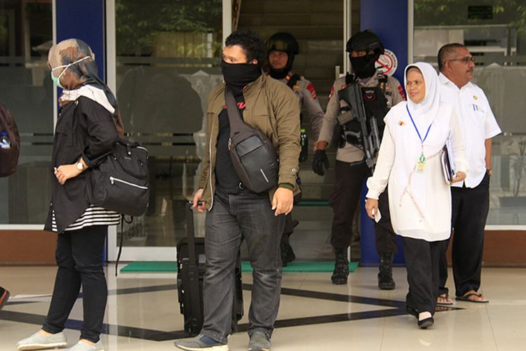 Tim penyidik KPK membawa sejumlah dokumen hasil penggeledahan di Kantor Dinas Kesehatan Provinsi Aceh, di Banda Aceh.