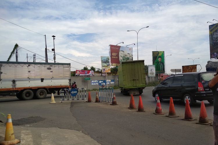 Jalur alternatif Simpang Jomin menjadi salah satu titik rawan macet di Karawang. 