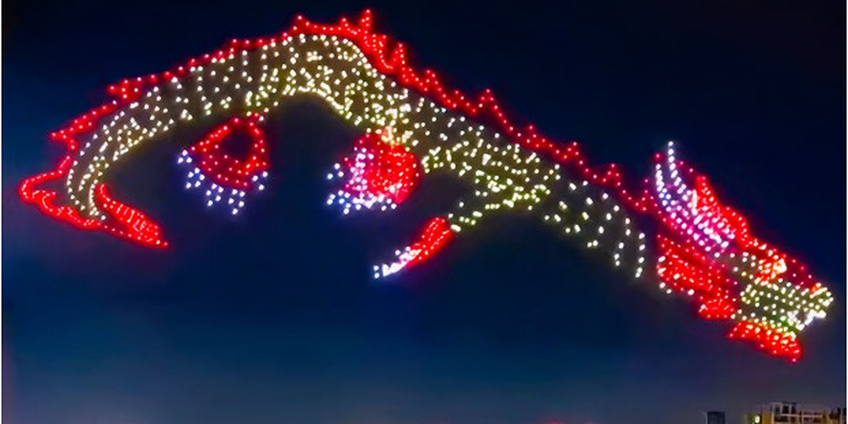 Penampakan naga terbang di langit di Shenzhen, China. Naga terbang ini adalah bagian dari pertunjukan 1.500 drone untuk menyambut Festival Perahu Naga di China.