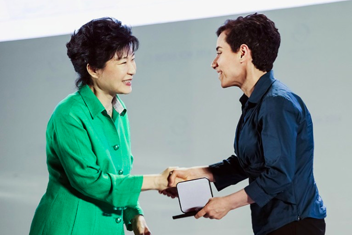 Maryam Mirzakhani, meningeal tahun 2017, adalah wanita pertama pemenang Fields Medal.