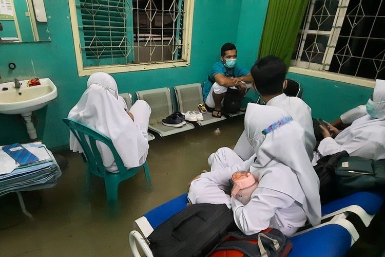 Foto-foto: Banjir setengah meter mengepung semua bangunan lantai 1 seluruh ruang rawat inap pasien akibat hujan deras dan selokan mampet di Komplek RSUD Soekardjo Tasikmalaya, Jawa Barat, Jumat (15/4/2022) malam.