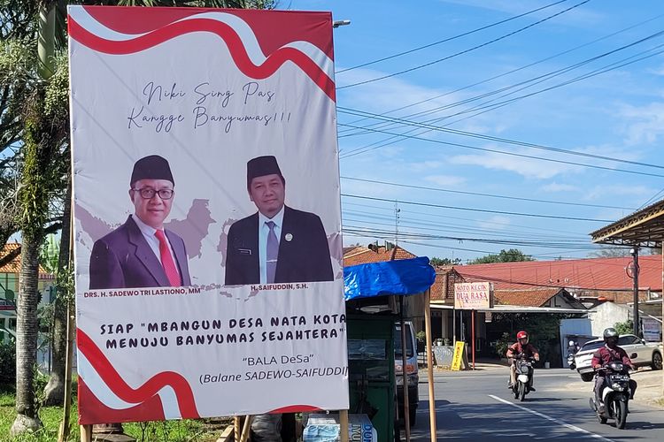 Spanduk bergambar Sadewo Tri Lastiono dan Saifuddin terpasang di Jalan Margantara Purwokerto, Kabupaten Banyumas, Jawa Tengah, Selasa (4/6/2024).