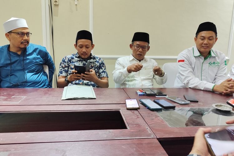 Jajaran PCNU Kabupaten Cirebon Jawa Barat memberikan penjelasan terkait penanganan Suradi, nelayan asal Cirebon, yang terjatuh dan mengapung di perairan laut Sumenep selama tiga hari, Jumat (8/11/2024) petang