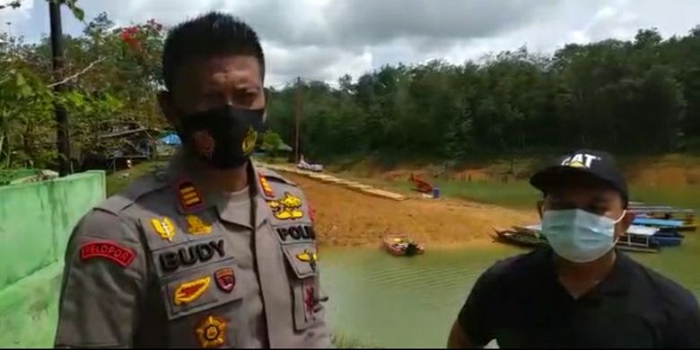 Kapolsek XIII Koto Kampar AKP Budy Rahmadi didampingi Camat XIII Koto Kampar Rahmat Fajri saat diwawancarai Kompas.com disekitar lokasi kejadian kapal tenggelam di Danau PLTA Koto Panjang, Kecamatan XIII Koto Kampar, Kabupaten Kampar, Riau, Minggu (20/12/2020).