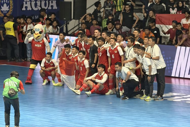 Para pemain Timnas Futsal Indonesia merayakan kemenangan 5-1 atas Belanda. Pertandingan Four Nations Cup 2025 Timnas Futsal Indonesia vs Belanda bergulir di Hall Basket Senayan, Jakarta, pada Sabtu (20/9/2025).