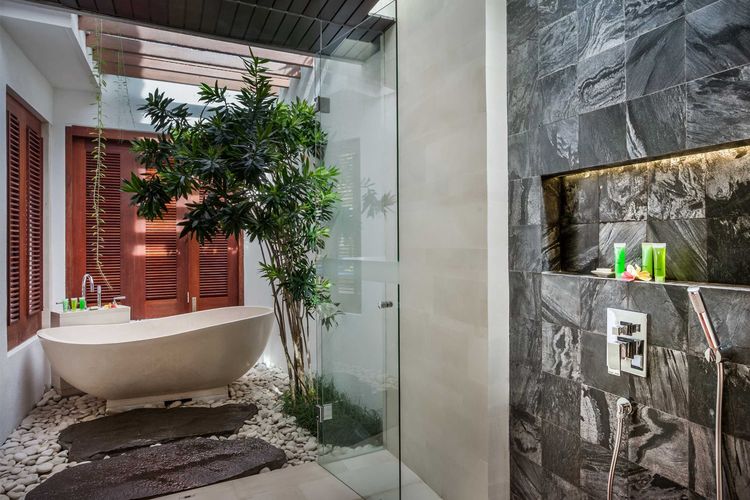 Desain kamar mandi outdoor Villa Kejou Bali karya OG Architects 
