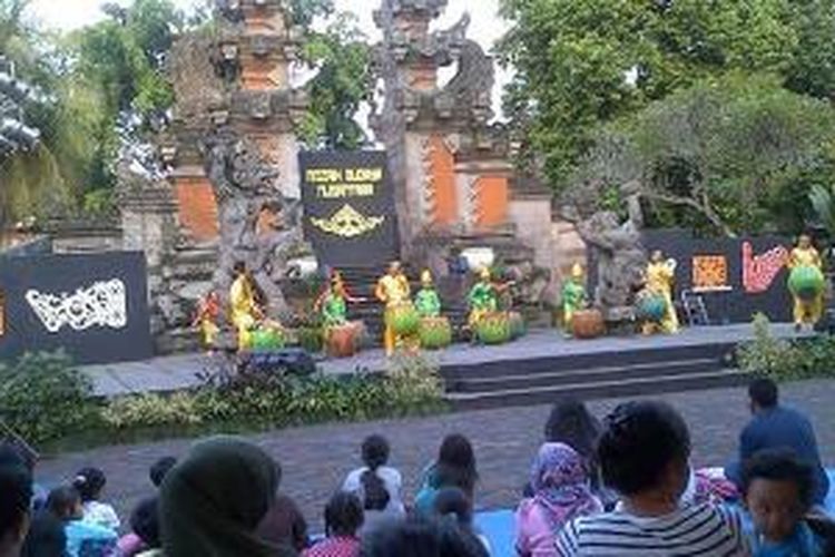 Pengunjung asyik menikmati pertunjukan Mozaik Budaya Nusantara di Candi Bentar, TMII, Jakarta Timur, Minggu (3/8/2014). 